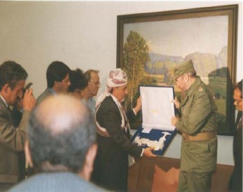 الشيخ عبد الله يسلم هدية للرئيس الكوبي في هافانا 1998م تمثل التقاليد اليمنية الأصيلة .
