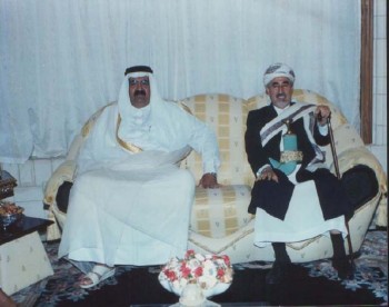 الشيخ عبد الله مستقبلا أمير دولة قطر في منزله بصنعاء 2000م.