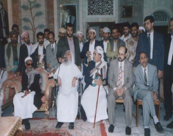 الشيخ عبد الله وبجانبه شيخ المجاهدين الشيخ أحمد ياسين أثناء زيارته الشهيرة لليمن في يونيو 1999م.
