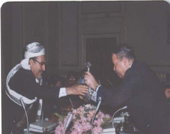 الشيخ عبد الله مع رئيس مجلس الشعب المصري الدكتور أحمد فتحي سرور أثناء زيارته البرلمانية لمصر في إبريل 1995م.