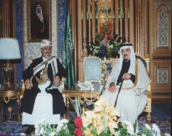 الملك فهد مستقبلاً الشيخ عبد الله أثناء زيارته البرلمانية للمملكة في نوفمبر 2000م.