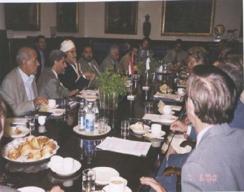 الشيخ عبد الله أثناء لقائه برئيس الوزراء الفنلندي في هلسكني أثناء زيارته البرلمانية لفنلندا في يونيو 2000م.