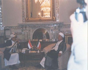 السيد هاشمي رفسنجاني رئيس مجلس تشخيص مصلحة النظام يستقبل الشيخ عبد الله في مكتبه بطهران يوليو 1998م.