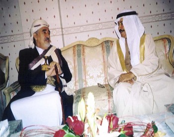الشيخ خليفة بن سلمان آل خليفة رئيس وزراء البحرين مستقبلاً الشيخ عبد الله بن حسين الأحمر في المنامة – ديسمبر 2003م