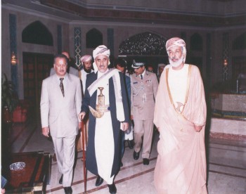 الشيخ عبد الله بجانب رئيس مجلس الشورى العماني الشيخ عبد الله بن علي القتبي أثناء زيارته لمسقط في فبراير 1997م ويرى عبد الله أحمد غانم وزير الدولة لشؤون مجلس النواب
