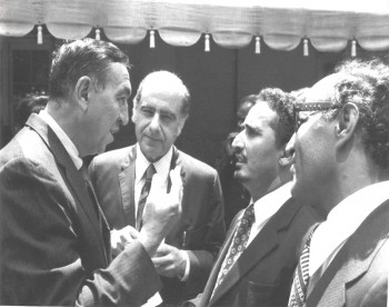 الشيخ عبد الله أثناء زيارته البرلمانية لأمريكا 1973م يتحدث إلى أحد أعضاء مجلس النواب الأمريكي