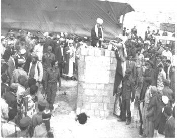 القاضي الإرياني يضع حجر الأساس لمطار صنعاء الدولي ويرى الشيخ عبد الله في الصورة أوائل السبعينيات