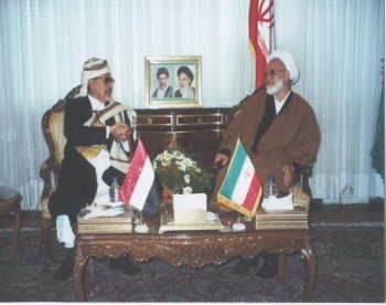 الشيخ عبد الله مع رئيس مجلس الشورى الإيراني مهدي كروبي أثناء زيارته إلى طهران في فبراير 2001م للمشاركة في أعمال مؤتمر البرلمانات الإسلامية لدعم الانتفاضة