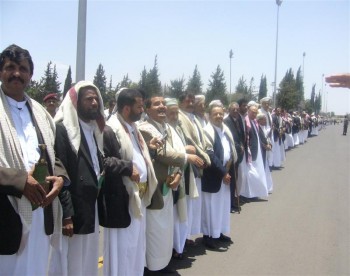استقبال الشيخ عبد الله بن حسين الأحمر في مطار صنعا