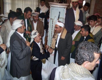 الشيخ عبد الله بن حسين  الأحمر مستقبلاً الضيوف أيام عيد الفطر المبارك 1425هـ