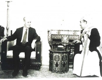 الرئيس السوري الراحل حافظ الأسد مستقبلاً الشيخ عبد الله بن حسين الأحمر في دمشق – 1998م
