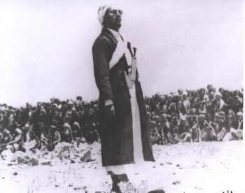 الشيخ عبد الله في ساحات الدفاع عن الثورة والجمهورية يوجه خطاباً للقبائل 1967م