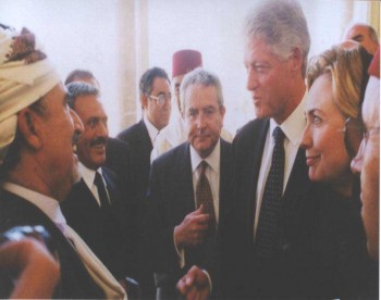 الشيخ عبد الله بن حسين الأحمر إلى يسار الصورة ثم الرئيس علي عبد الله صالح في لقاء مع الرئيس الأمريكي بيل كلينتون في الرباط على هامش جنازة الملك الحسن الثاني 1999م