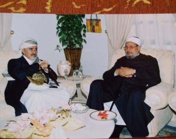 الشيخ عبد الله بن حسين الأحمر في الدوحة في حفل زفاف ولي عهد قطر مع الشيخ الداعية الدكتور يوسف القرضاوي  8/1/2005م