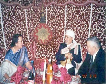 الشيخ عبد الله مع رئيسة الإتحاد البرلماني الدولي نجمه هبة الله أثناء حضوره المؤتمر (107) للإتحاد البرلماني الدولي في مراكش مارس 2002م