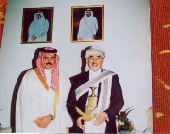 الشيخ عبد الله بن حسين الأحمر  وإلى جانبه السيد حمد العطية أمين عام مجلس التعاون الخليجي - الدوحة يناير 2005م