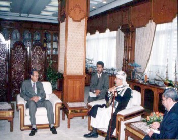 رئيس وزراء ماليزيا مهاتير محمد مستقبلاً الشيخ عبد الله في مكتبه في كوالالمبور أثناء الزيارة البرلمانية لماليزيا يوليو 1999م
