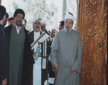 الشيخ عبد الله وبجانبه الشيخ الداعية الدكتور يوسف القرضاوي أثناء المشاركة في أسبوع القدس الذي نظمته الهيئة الشعبية للدفاع عن الأقصى وفلسطين في صنعاء مارس 2001م.