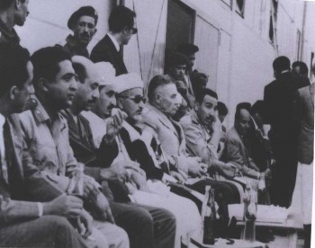 صورة في أوائل السبعينات تجمع بين ثلاث شخصيات يمنية تاريخية الرئيس القاضي عبد الرحمن الإرياني والرئيس الحمدي والشيخ عبد الله بن حسين الأحمر