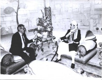 الشيخ عبد الله بن حسين الأحمر مع السيد بدر همَّام مبعوث الرئيس المصري إلى اليمن أثناء الأزمة السياسية وحرب الإنفصال 1994م