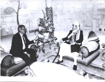 الشيخ عبد الله بن حسين الأحمر مع السيد بدر همَّام مبعوث الرئيس المصري إلى اليمن أثناء الأزمة السياسية وحرب الإنفصال 1994م
