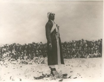 الشيخ عبد الله بن حسين الأحمر في ساحات الدفاع عن الثورة والجمهورية يوجه خطاباً للقبائل المحتشدة 1967م