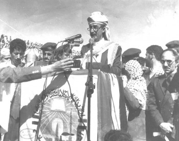 الشيخ عبد الله بن حسين الأحمر رئيس الهيئة العليا للتجمع اليمني للإصلاح يلقي كلمة في  أحد مهرجانات التجمع الكبرى بأمانة العاصمة 1992م .