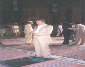 الشيخ عبد الله يصلي في أحد الجوامع  الشهيره  في مدينة بومباي  أثناء زيارته البرلمانية للهند في إبريل 2001م