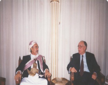 الشيخ عبد الله مع رئيس مجلس الشعب السوري عبد القادر قدورة أثناء زيارة الشيخ البرلمانية لدمشق سبتمبر 1997م