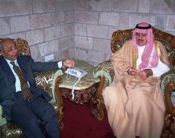 الدكتور حسن مكي والسفير السعودي في صالة التشريفات لاستقبال الشيخ عبد الله بن حسين الأحمر 11/11/2004م