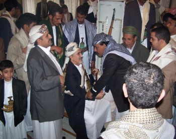 أفراح العيد واستقبال الضيوف : الشيخ عبد الله مستقبلاً وإلى جانبه نجله الأكبر صادق 1425هـ