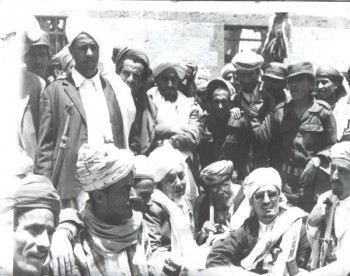 صورة نادرة تجمع بين الشيخ عبد الله بن حسين الأحمر والشيخ علي محسن باشا والشيخ علي ناجي القوسي والشيخ محمد مصلح عبد الرب والشيخ أحمد يوسف الشرجبي في مذيخرة بالعدين 1968م