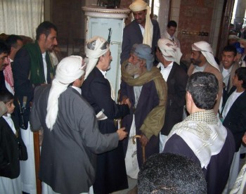 أيام العيد : ولكبار السن مكانة لدى الشيخ عبد الله فيقف مستقبلاً لهم