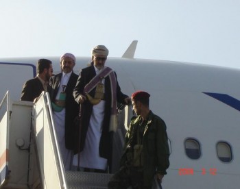 وهكذا خرج الشيخ عبد الله من الطائرة وخلفه الراحل الكبير العميد مجاهد فرحة لم تتم