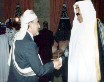 الشيخ عبد الله بن حسين الأحمر مع  الشيخ حمد بن خليفة آل ثاني أمير دولة قطر
