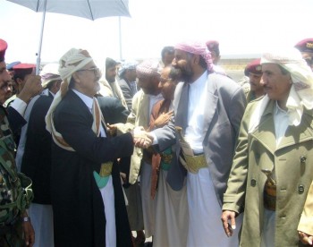 استقبال الشيخ عبد الله بن حسين الأحمر في مطار صنعا
