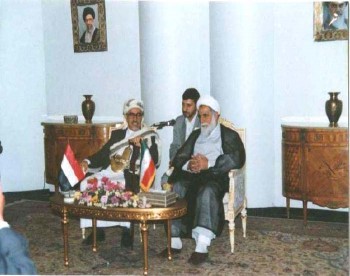الشيخ عبد الله في مطار طهران أثناء استقبال السيد علي ناطق نوري رئيس مجلس الشورى الإيراني له خلال زيارته البرلمانية لإيران يوليو 1998م