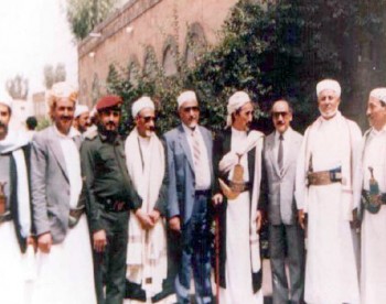 الشيخ عبد الله وإلى يمينه الرئيس السلال ثم المناضل عبد السلام صبرة وعن يساره عبد الله بركات ثم القاضي محمد الحجي.