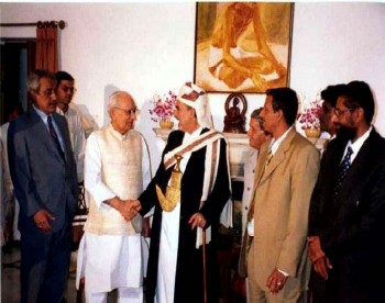نائب الرئيس الهندي يستقبل الشيخ عبد الله في مكتبه أثناء زيارته البرلمانية للهند في إبريل 2001م