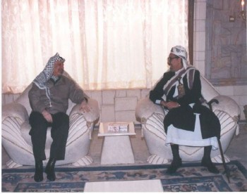 الشيخ عبد الله مستقبلاً في منزله الرئيس ياسر عرفات عام  1998م .