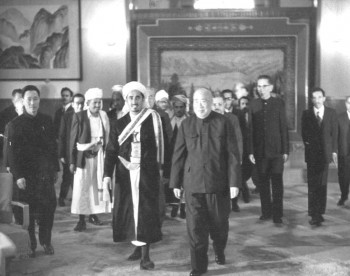 الشيخ عبد الله أثناء زيارته للصين عام 1974م وبجانبه رئيس مجلس نواب الشعب الصيني آنذاك وزميل الزعيم الصيني ماو تس تونج الذي قاد الجيش الأحمر الصيني أثناء الثورة الصينية الكبرى