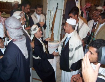 أيام عيد الفطر المبارك 1425هـ : الشيخ عبد الله مستقبلاً العميد يحيى مصلح