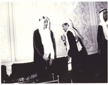 الملك فيصل بن عبد العزيز مستقبلاً الشيخ عبد الله 1970م في صبره حيث كان الشيخ عبد الله هو مهندس المصالحة الوطنية بين الجمهوريين والملكيين التي على إثرها وقفت الحرب الأهلية في اليمن .