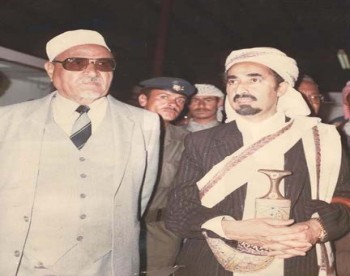 الزعيم عبد الله السلال أول رئيس للجمهورية العربية اليمنية بعد الثورة 1962م وإلى جانبه الشيخ عبد الله بن حسين الأحمر