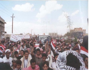 العودة الحميدة من رحلة العلاج في مارس 1998م استقبال شعبي كبير للشيخ عبد الله الذي تقله الحافلة من مطار صنعاء إلى منزله .