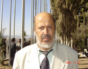 الأستاذ عبد السلام خالد كرمان عضو مجلس الشورى في استقبال الشيخ عبد الله  لحظات الانتظار 11/11/2004م