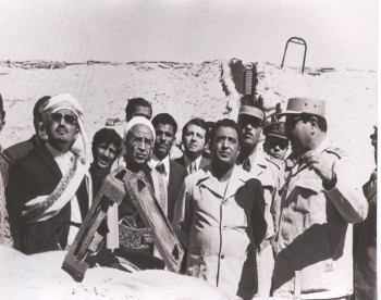 الرئيس الحمدي والشيخ عبد الله والقاضي عبد الله الحجري 1974م .