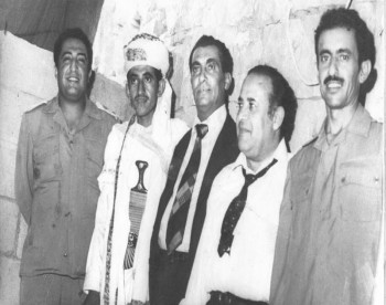 الرئيس الحمدي والأستاذ محسن العيني في خمر 1974م حضرا للتهنئة في عرس نجل الشيخ عبد الله الأكبر صادق ويرى العميد مجاهد
