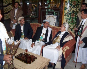أيام العيد : الشيخ عبد الله مستقبلاً محمد بن يحيى الرويشان