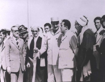 الرئيس الحمدي و الشيخ عبد الله بن حسين الأحمر والقاضي الحجري وعبد الله الحمدي عام 1975م